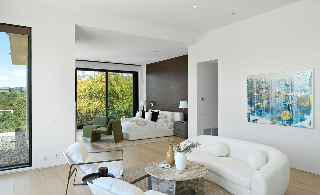 The Castle Beverly Hills / ビバリーヒルズ For Sale & For Lease