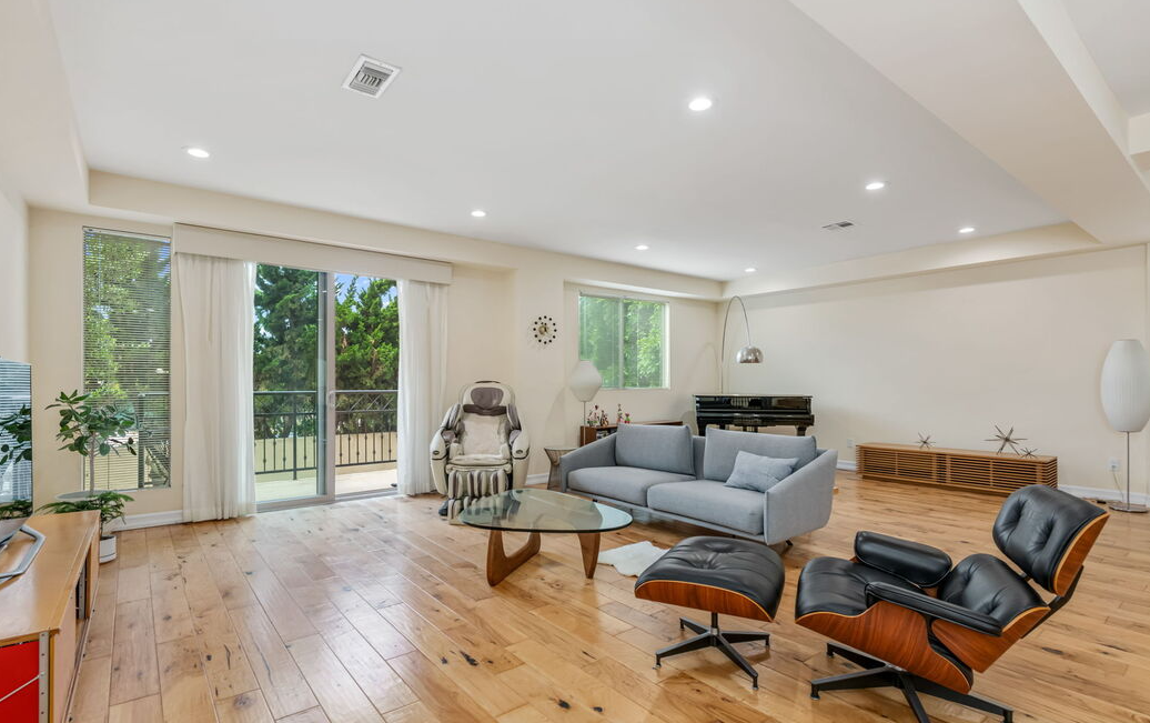 Sawtelle area Duplex / ソーテルエリアの3ベッド２世帯 For Sale
