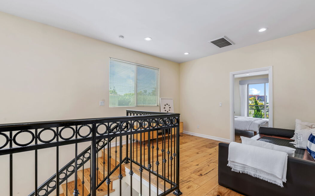 Sawtelle area Duplex / ソーテルエリアの3ベッド２世帯 For Sale
