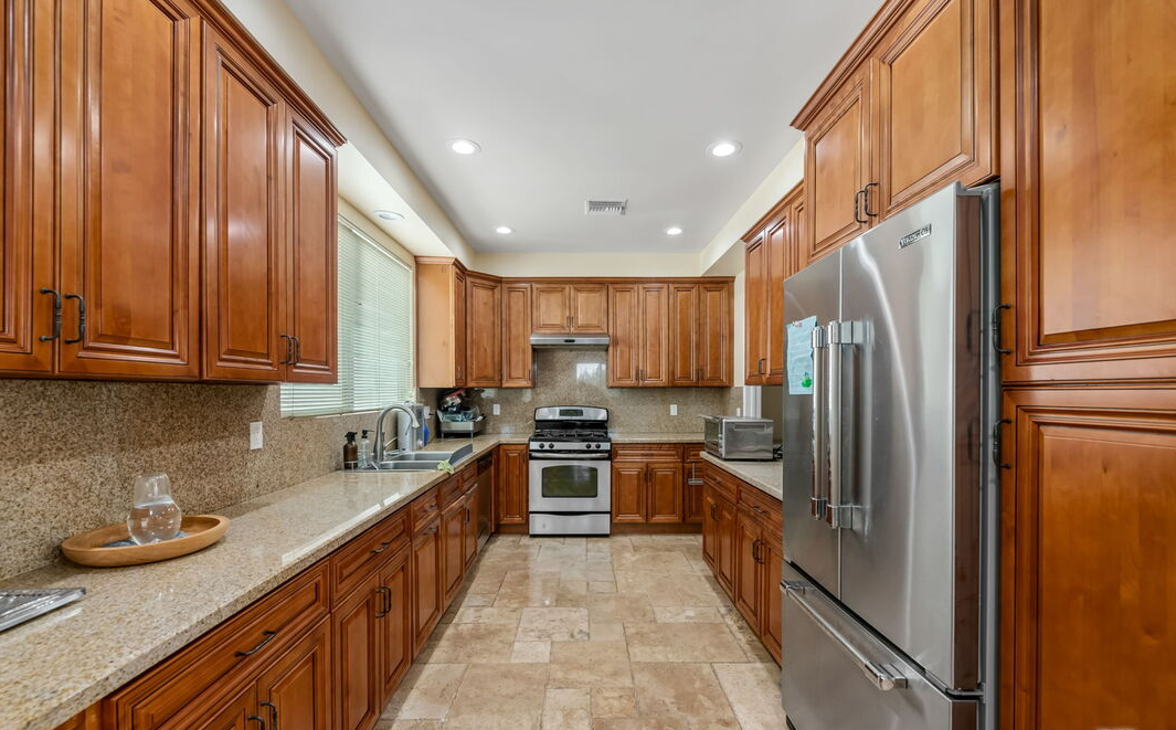 Sawtelle area Duplex / ソーテルエリアの3ベッド２世帯 For Sale