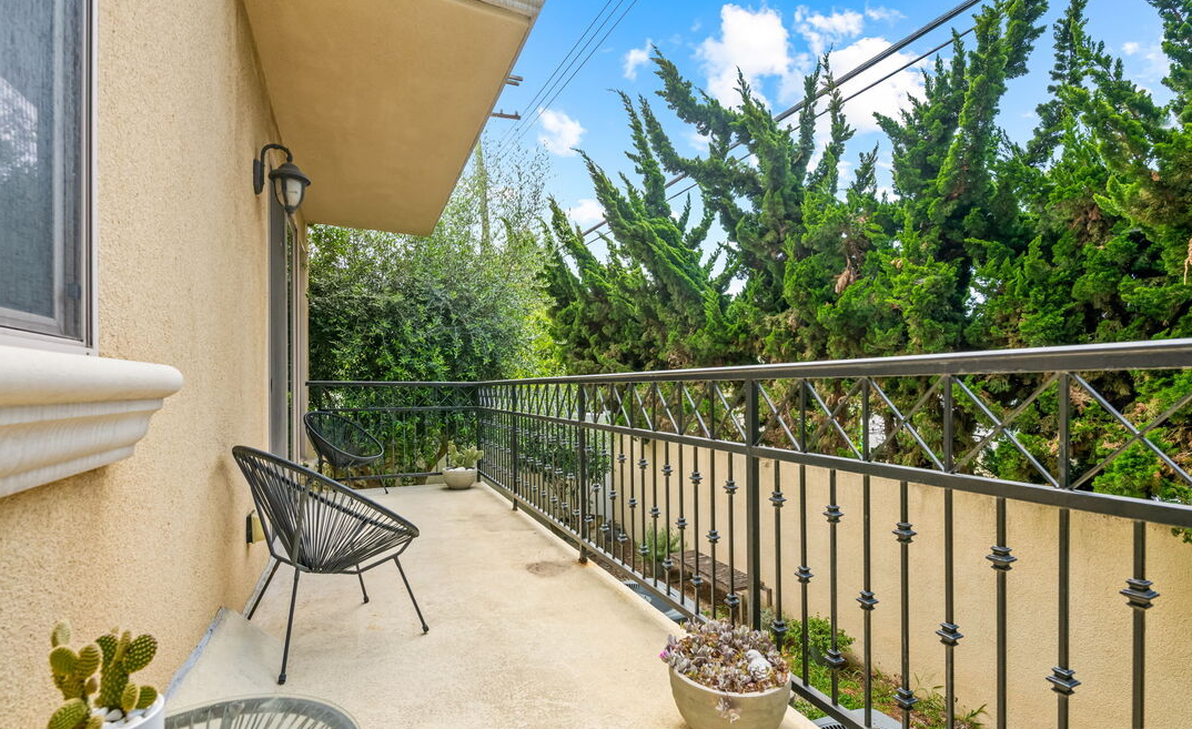 Sawtelle area Duplex / ソーテルエリアの3ベッド２世帯 For Sale