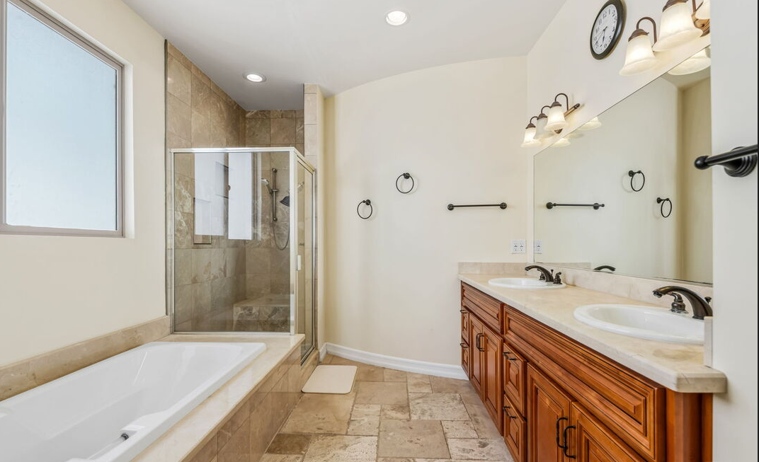 Sawtelle area Duplex / ソーテルエリアの3ベッド２世帯 For Sale