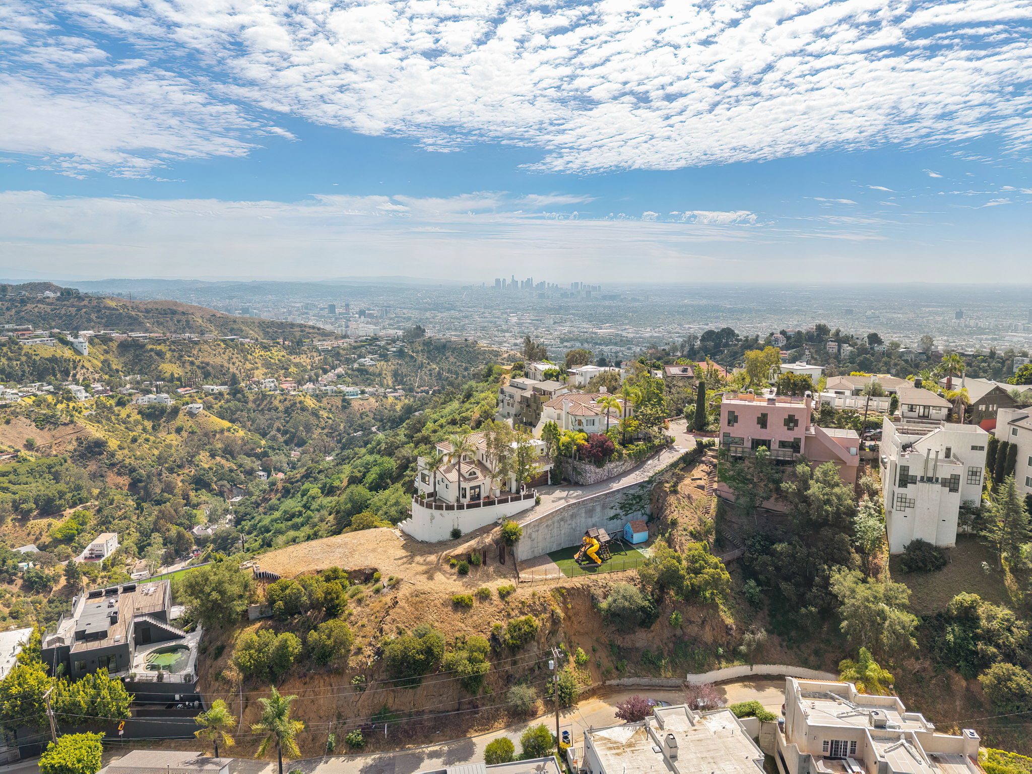 2131 Kew Dr / まるで山頂の城 360°ビューの希少な一邸