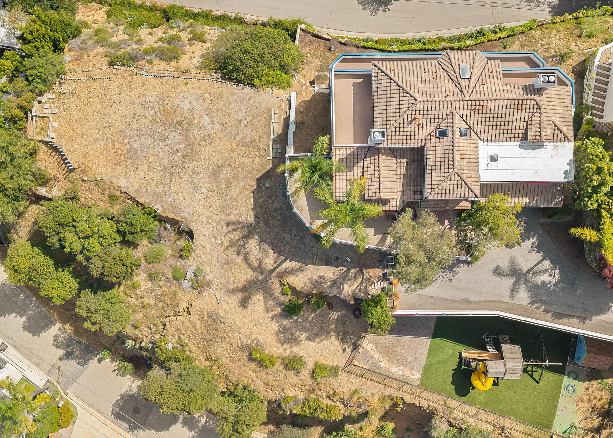 2131 Kew Dr / まるで山頂の城 360°ビューの希少な一邸