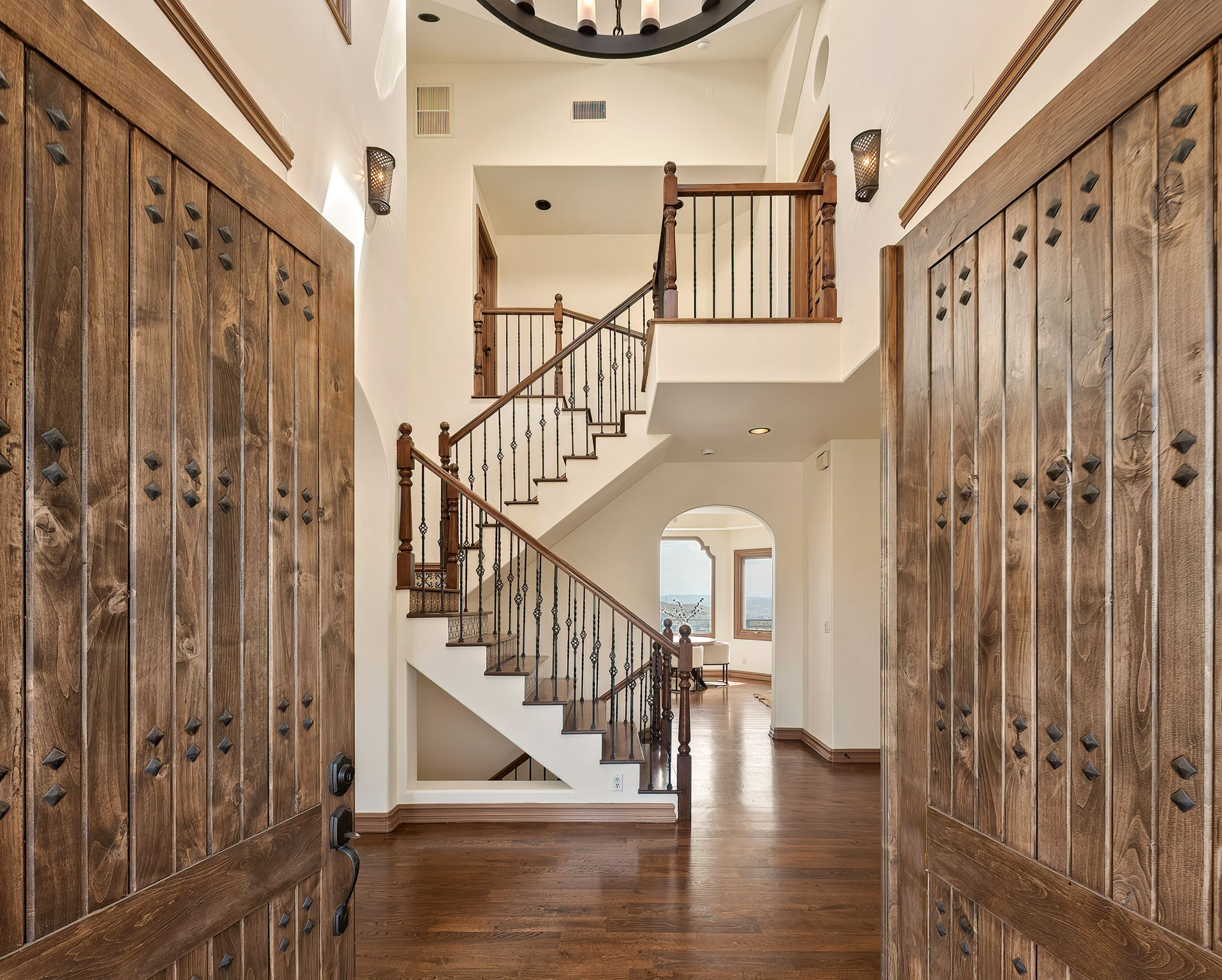 2131 Kew Dr / まるで山頂の城 360°ビューの希少な一邸