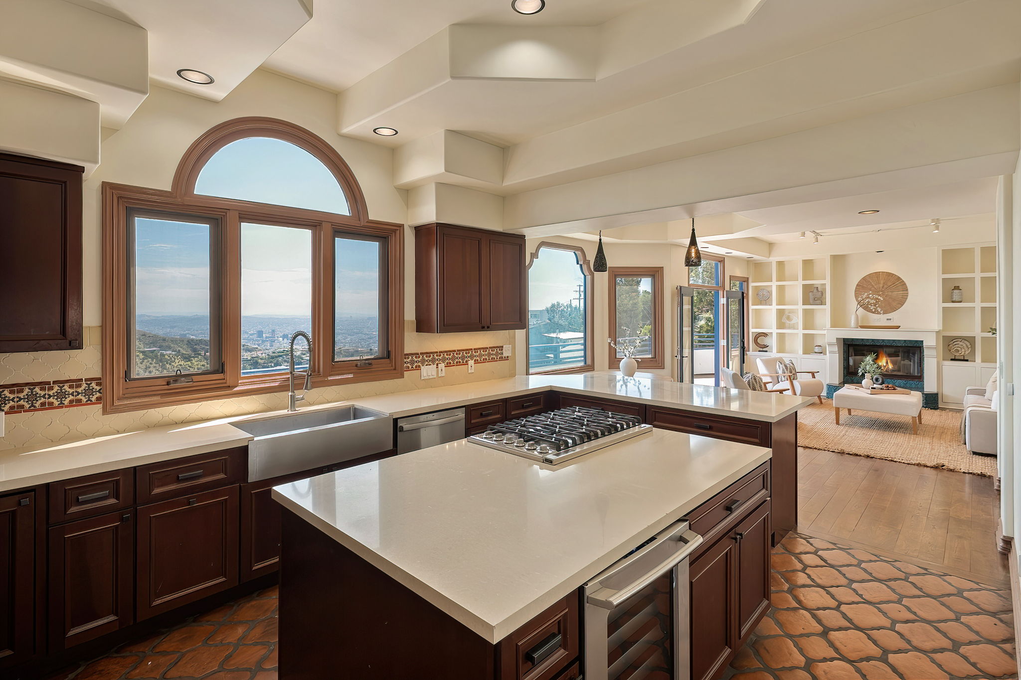 2131 Kew Dr / まるで山頂の城 360°ビューの希少な一邸