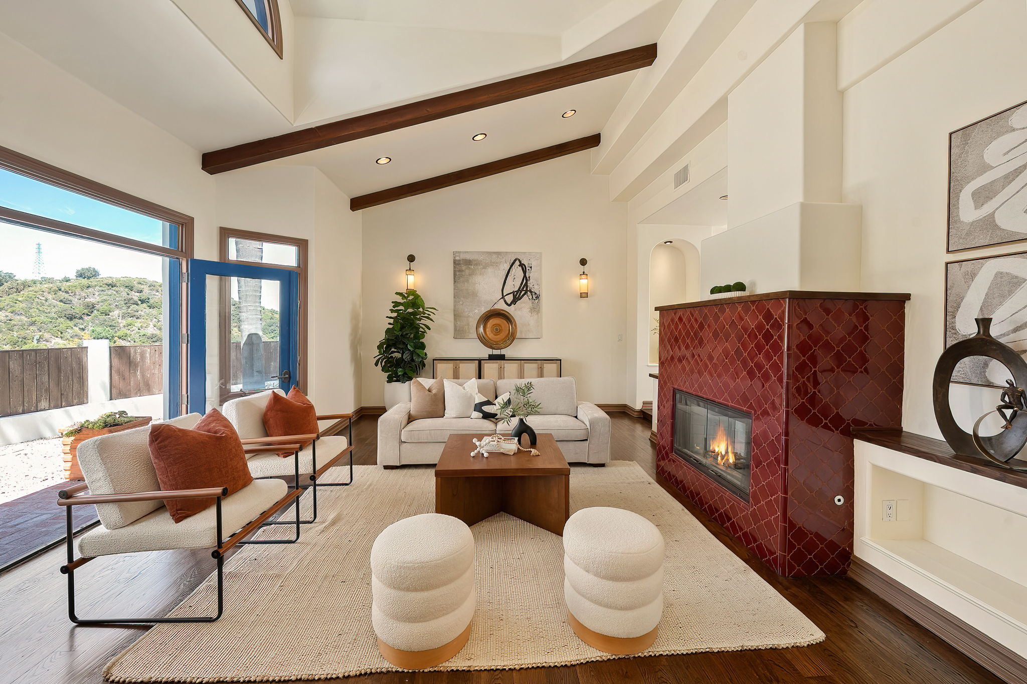 2131 Kew Dr / まるで山頂の城 360°ビューの希少な一邸