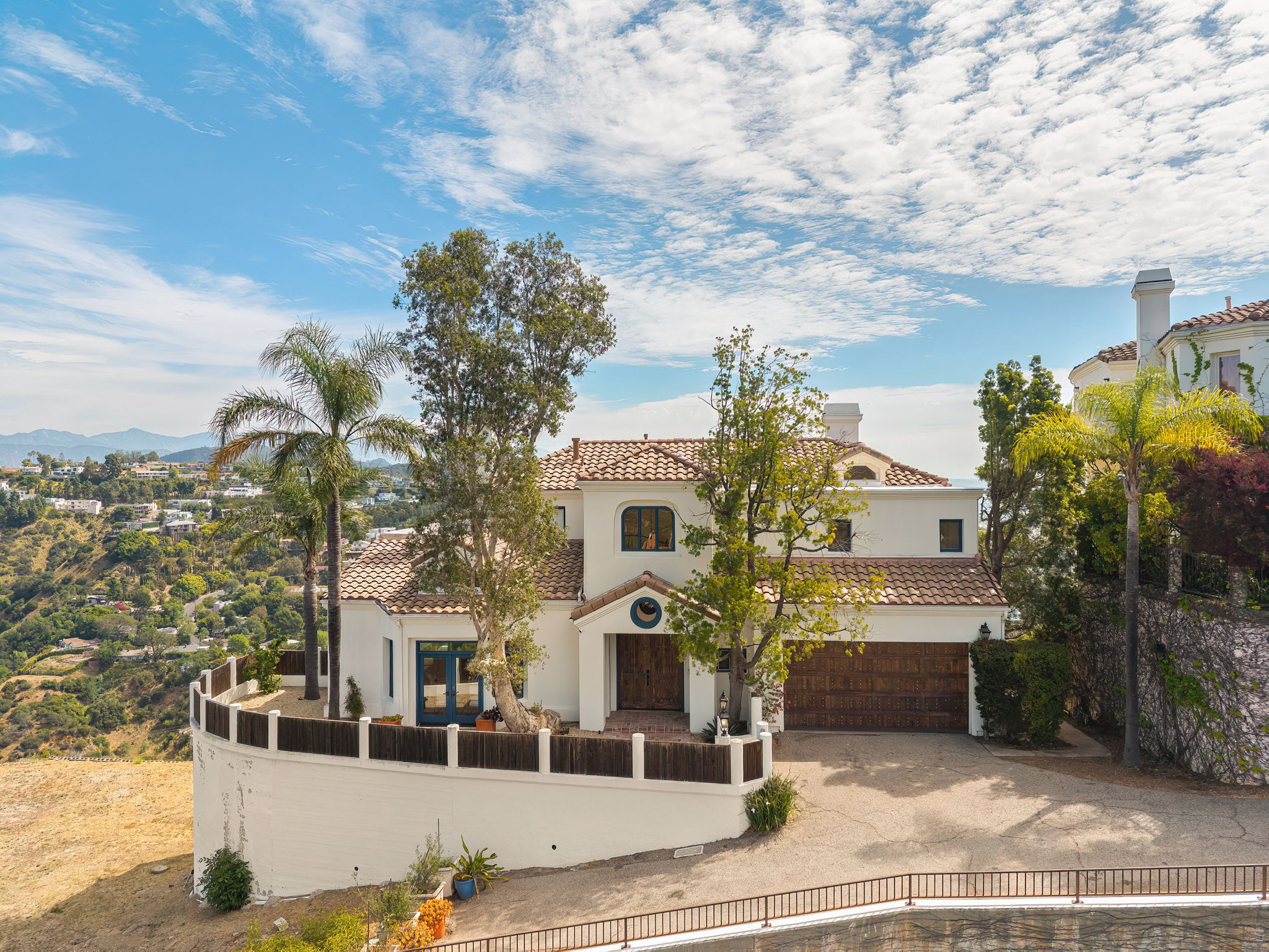 2131 Kew Dr / まるで山頂の城 360°ビューの希少な一邸