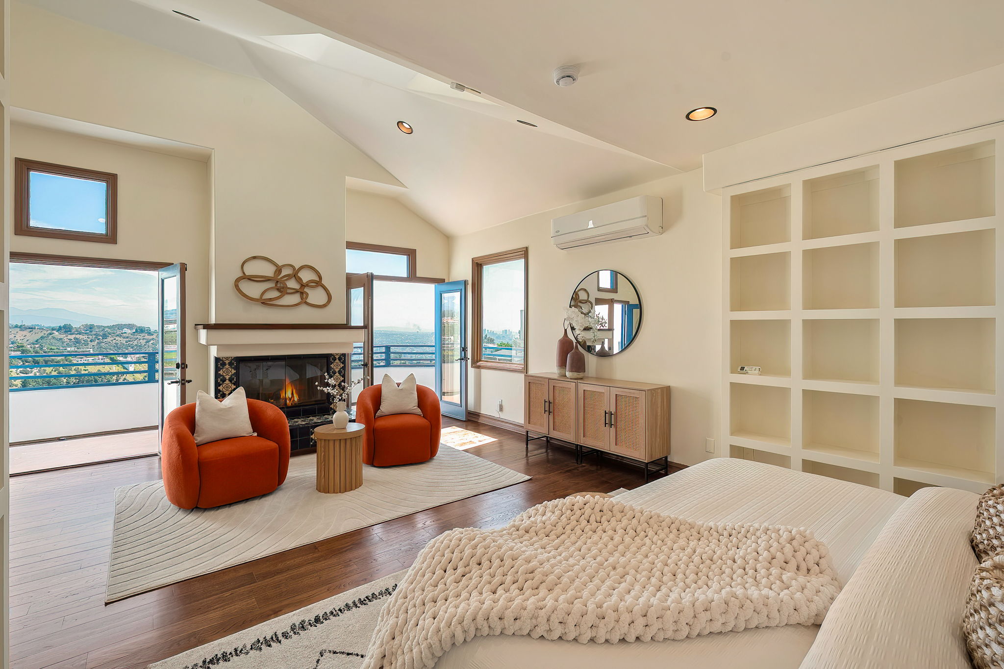 2131 Kew Dr / まるで山頂の城 360°ビューの希少な一邸