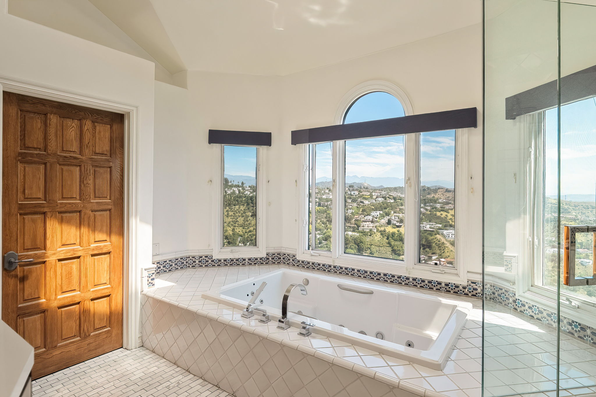 2131 Kew Dr / まるで山頂の城 360°ビューの希少な一邸