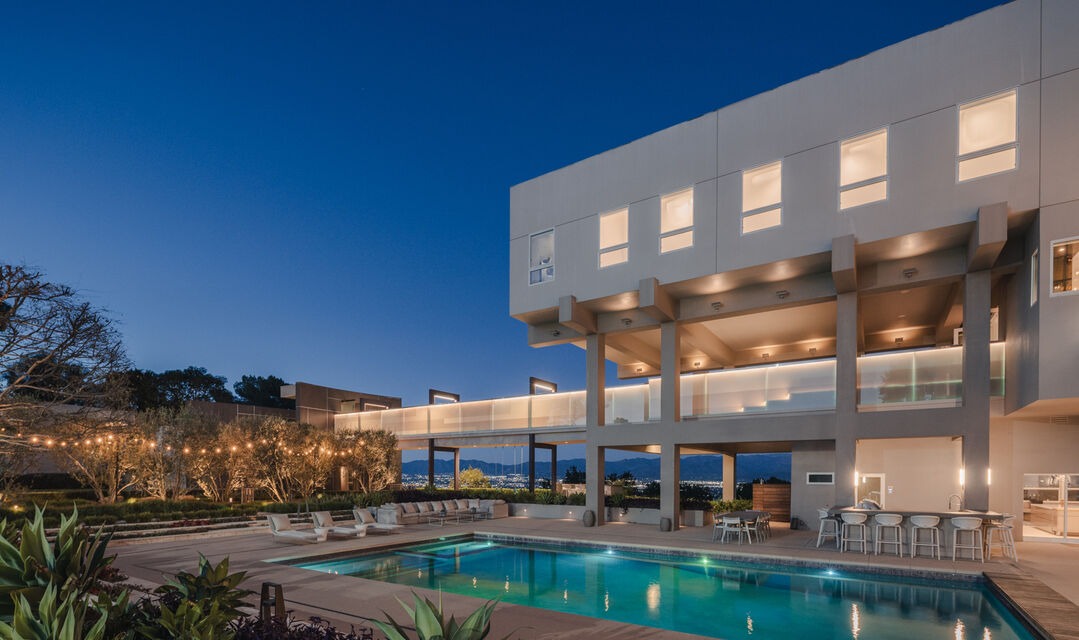15210 Antelo Pl Modern Estate / 300度の絶景を望む、3.2エーカーのモダン・コンパウンド