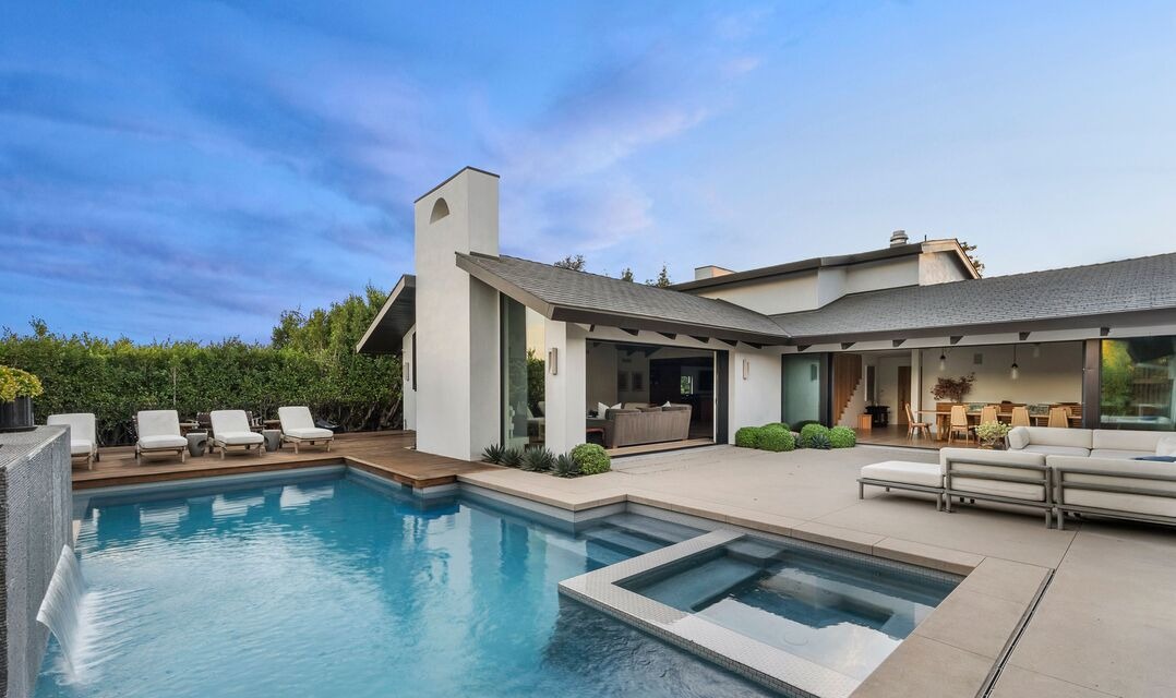 433 Bellagio Ter Contemporary Residence / ロワー・ベルエア、袋小路に佇むリゾートスタイルの邸宅