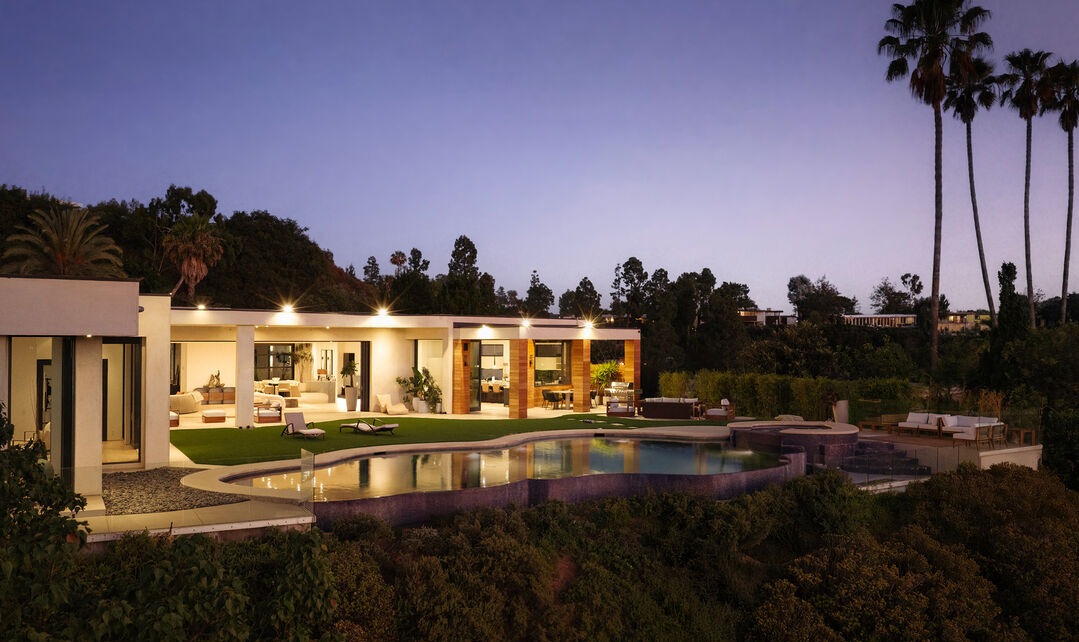 455 Castle Pl Beverly Hills CA 90210 / トラウスデール・エステーツ、袋小路に佇むパノラマビューの邸宅