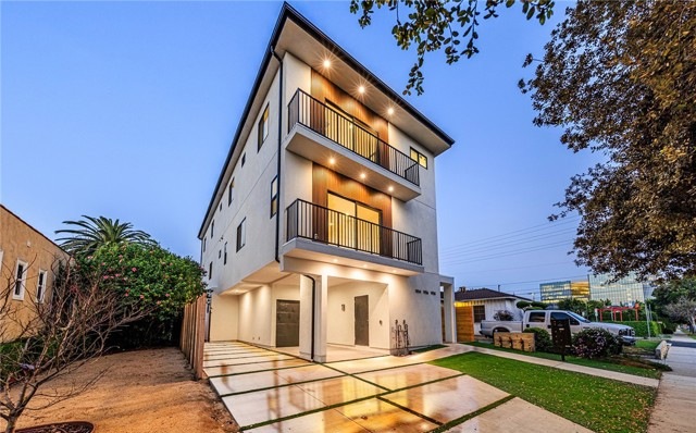 1954 Purdue Ave Luxury Triplex / サウステル新築 ラグジュアリー・トリプレックス